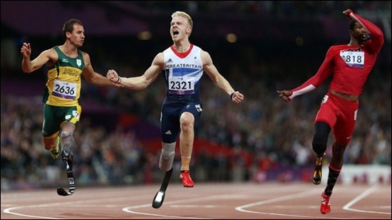  지난 7일 영국 런던 올림픽 스타디움에서 열린 남자 100ｍ T44(절단 및 기타 장애) 결선에서 금메달을 차지한 영국의 조니 피콕(가운데)이 포효하고 있다.  