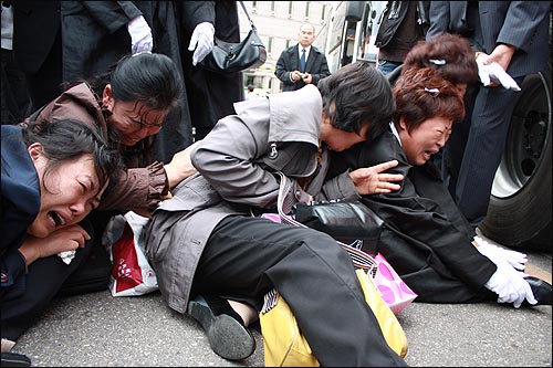 2008년 논현동 고시원사건으로 가족을 잃은 중국동포 유족들이 울부짖고 있다. 그들의 코리안드림은 비참한 죽음으로 끝났다.