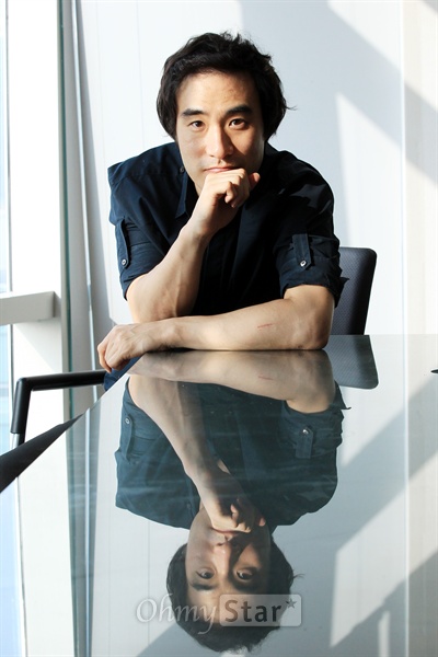  배우 배성우가 31일 오후 서울 상암동 오마이스타 사무실에서 미소를 짓고 있다. 배성우는 <개드립>으로 유명한 배성재 아나운서의 친형이다.