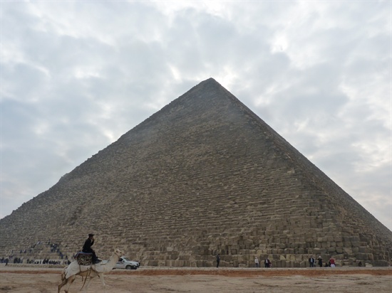 기자 피라미드 중 가장 큰 쿠푸왕 피라미드