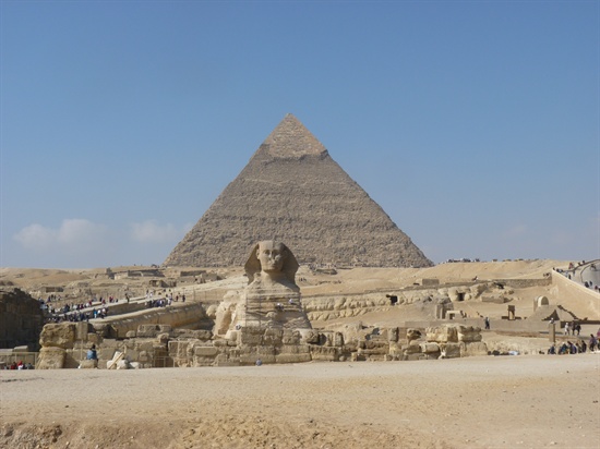 피라미드와 스핑크스, 카프레왕의 피라미드 앞에 스핑크스가 있다.