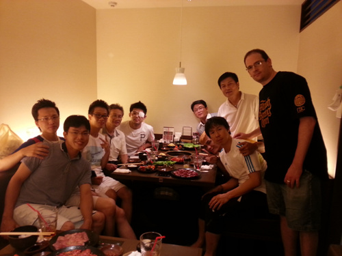  경기 후 오사카 교민들이 선수들에게 저녁을 사주며 격려했다