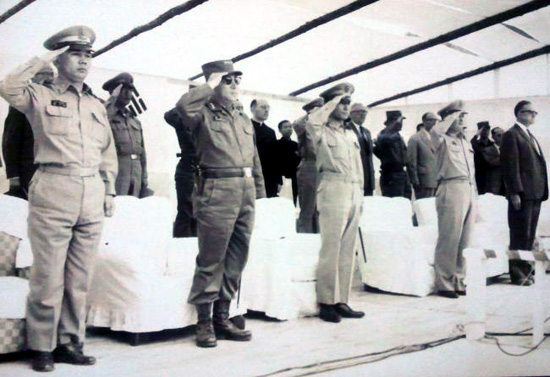 5.16쿠데타 3개월 뒤인 1961년 9월 21일 춘천댐 기공식에 참석한 박태준(왼쪽끝)과 박정희 최고회의 의장(왼쪽 세번째)  