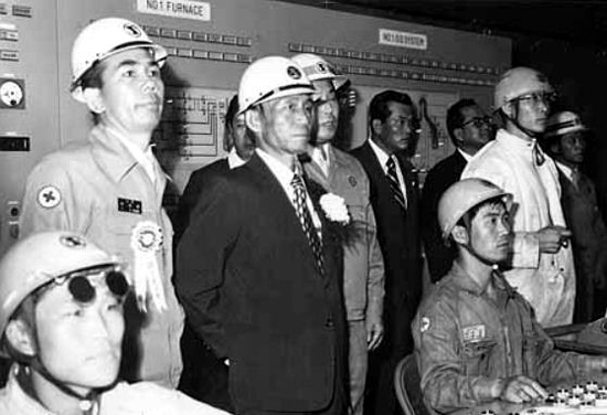 포항제철 준공식(1973. 7. 3)에 참석한 박정희 대통령과 박태준 사장(뒷줄 왼쪽) 