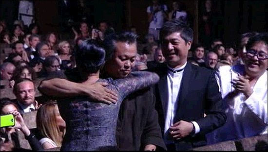  '피에타'의 황금사자상 수상이 발표되는 순간 조민수와 포옹하고 있는 김기덕 감독