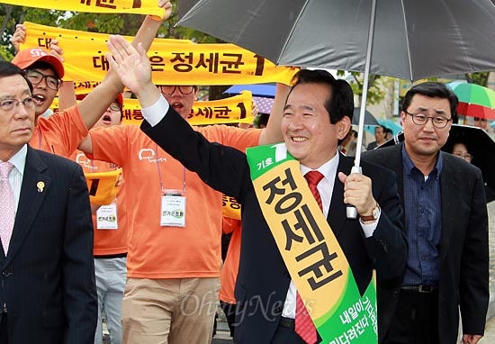 9일 오후 민주통합당 제18대 대선후보 선출대회가 열린 대전광역시 충무체육관에서 정세균 후보가 지지자들의 환영을 받으며 행사장으로 입장하고 있다.