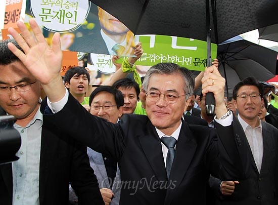 9일 오후 민주통합당 제18대 대선후보 선출대회가 열린 대전광역시 충무체육관에서 문재인 후보가 지지자들의 환영을 받으며 행사장으로 입장하고 있다.