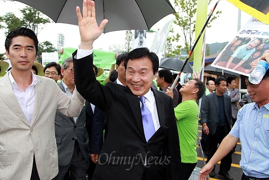 9일 오후 민주통합당 제18대 대선후보 선출대회가 열린 대전광역시 충무체육관에서 손학규 후보가 지지자들의 환영을 받으며 행사장으로 입장하고 있다.