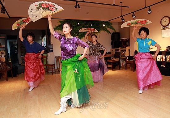 4일 오전 서울 강북구 수유마을시장 내 주민문화공간인 '다락방'에서 시장상인과 주민들이 전통 춤사위를 배우고 있다.