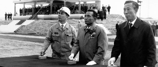 1970년 4월 1일 포스코 포항제철소 착공식에서 박태준 사장, 박정희 대통령, 김학렬 경제부총리(왼쪽부터)가 착공 버튼을 누르고 있다. 