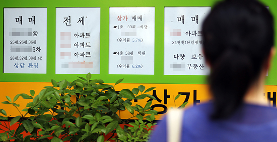 지난 8월 21일 오후 서울의 한 부동산 앞