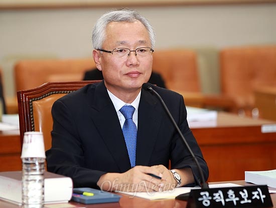 김창종 헌법재판소 재판관 후보자가 10일 오전 국회 법사위에서 열린 인사청문회에서 의원들의 질의에 답변하고 있다.