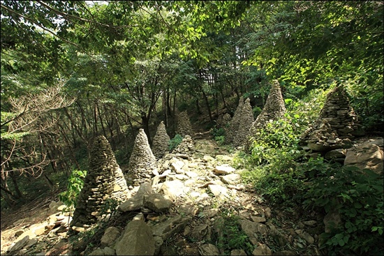 봉명산 숲길에 누군가 쌓은 돌탑. 서봉암에서 다솔사 가는 숲길은 평탄한 산길이어서 누구나 걷기 좋은 길이다.