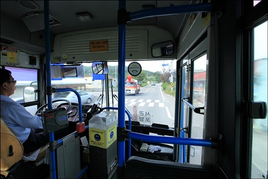 곤양터미널에서 다솔사를 거쳐 완사로 가는 시내버스는 하루에 대여섯 번 다닌다.
