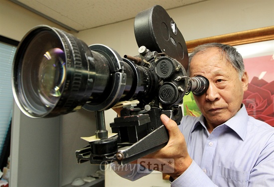  신영필름 김태우 대표가 5일 오후 서울 충무로에 위치한 신영필름 사무실에서 영화와 관련된 자신의 이야기를 풀어낸 뒤 독일에서 가져왔던 옛 카메라를 보여주며 촬영하는 모습을 재연하고 있다. 