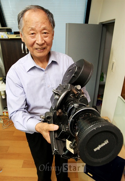  신영필름 김태우 대표가 5일 오후 서울 충무로에 위치한 신영필름 사무실에서 영화와 관련된 자신의 이야기를 풀어낸 뒤 독일에서 가져왔던 옛 카메라를 보여주고 있다. 