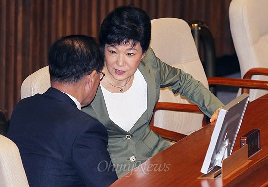  박근혜 새누리당 대선후보가 10일 오전 국회 본회의장에서 황우여 대표와 얘기를 나누고 있다.