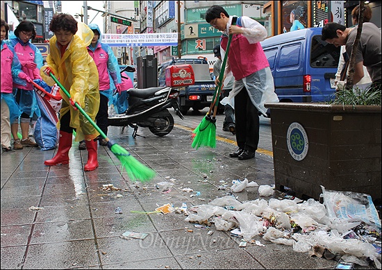 10일 오전 10시부터 시작된 부산 서면 특화거리 대청소에 참가한 자원봉사자들이 거리를 청소하고 있다. 