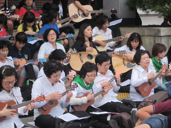 100인의 기타연주회에 아이들, 청년, 주부, 장년층과 합도연습을 하는 모습