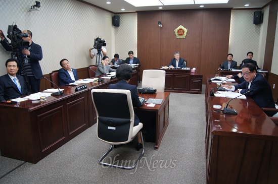 대구시의회 행정자치위원회가 11일 오전 의무급식 조례안 수정안을 통과시켰다.