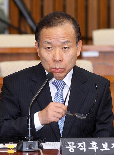 김이수 헌법재판소장 후보자가 지난 2012년 헌법재판관 임명 당시 국회 청문회에서 답변하고 있다.
