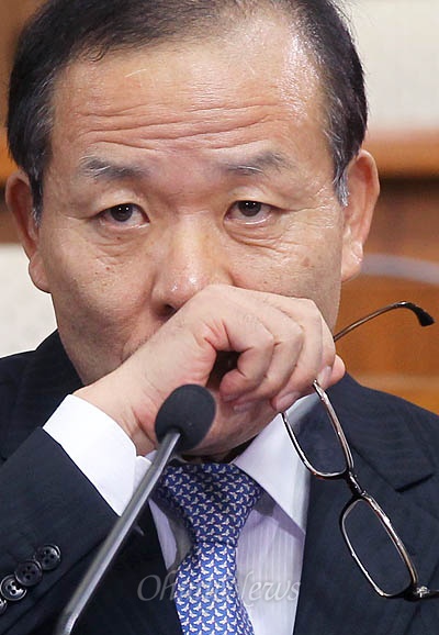 김이수 헌법재판관 후보자가 11일 국회 인사청문회에서 의원들의 질의에 답변하고 있다.