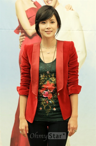  11일 오후 서울 반포동의 한 호텔에서 열린 KBS2TV주말드라마 <내 딸 서영이>제작발표회에서 이서영 역의 배우 이보영이 미소를 지으며 포즈를 취하고 있다.
