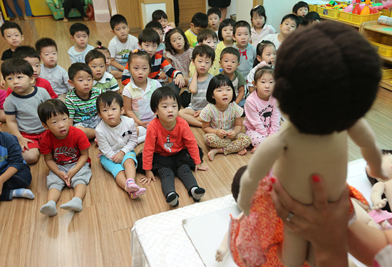 지난 10일 오전 서울 관악구 봉천동 꿈동산어린이집에서 굿네이버스 관계자들이 유괴 및 성범죄 예방교육을 실시했다.