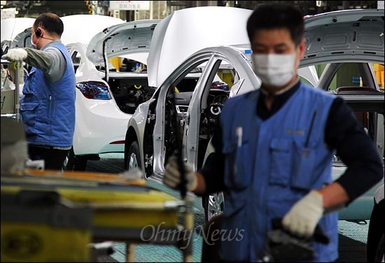 현대자동차 울산공장 승용차 생산라인에서 노동자들이 부품 조립 작업을 하고 있다.(자료사진)