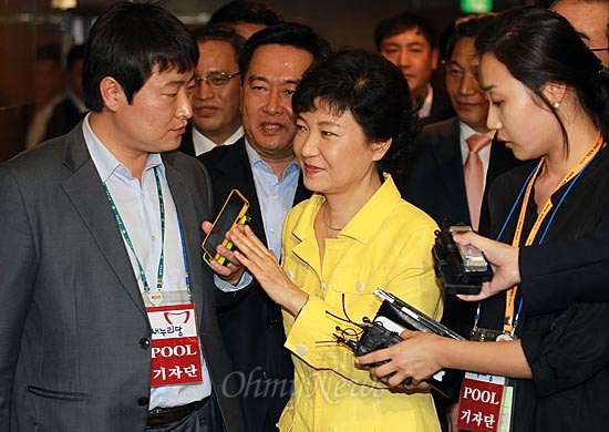  박근혜 새누리당 대선후보가 12일 오후 서울 서초구 서울교육문화회관에서 열린 새누리당 원외당협위원장협의회 워크샵 및 박근혜 대통령 후보와의 간담회에 참석, 취재기자들의 질문에 침묵으로 일관하며 행사장으로 향하고 있다.