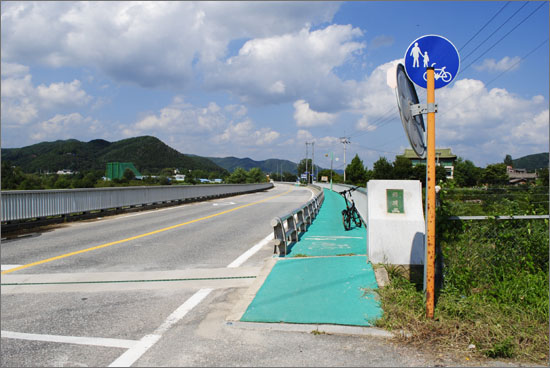덕치천 덕치교, 보행자 겸용 자전거도로 표지판이 서 있다.