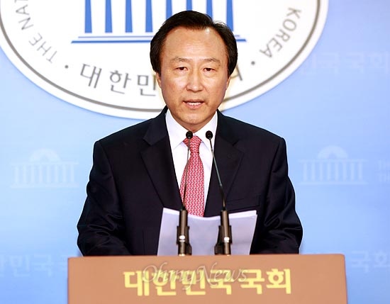 새누리당 홍일표 대변인이 12일 오후 국회 정론관에서 박근혜 대선후보의 '인혁당 발언' 논란에 대해 "박 후보의 표현에 일부 오해의 소지가 있었다는 것을 인정하고 사과한다"고 밝히고 있다.