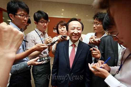 브리핑 직후 기자들과 만난 자리에서 홍일표 대변인이 박근혜 후보와 조율되지 않은 '사과'였다고 설명하고 있다.