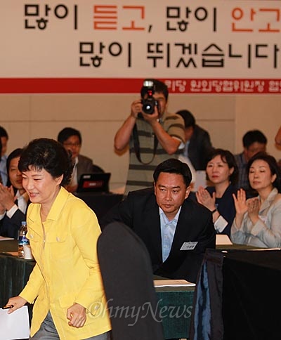  박근혜 새누리당 대선후보가 12일 오후 서울 서초구 서울교육문화회관에서 열린 새누리당 원외당협위원장협의회 워크샵에 참석해 인사말을 하기 위해 단상으로 향하고 있다.