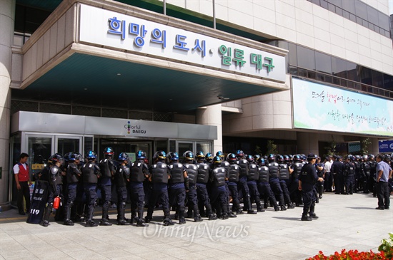 대구시지노인병원 노조원들이 80여일째 대구시청 앞에서 노엉을 벌이고 있는 가운데 경찰이 12일 오전 대구시청 정문을 에워싸고 있다.
