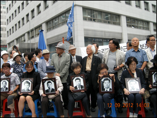 영정을 든 인혁당 사법살인 피해자 유가족. 인혁당 사법살인 피해자 유가족이 규탄 기자회견을 하기 위해 모였다.