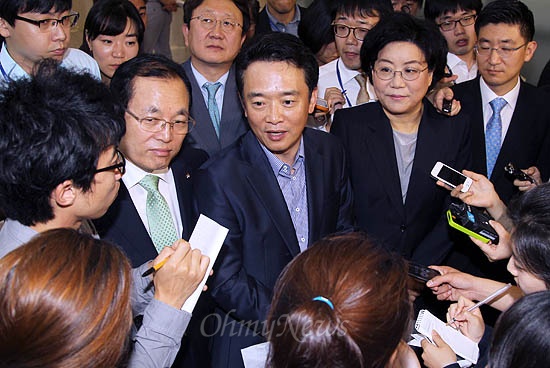 새누리당 경제민주화실천모임 남경필 의원이 13일 경제민주화 법안과 관련, "추석 전 당 정책의총을 열어 의견을 모아보겠다"고 밝힌 뒤 취재진의 질문을 받고 있다.