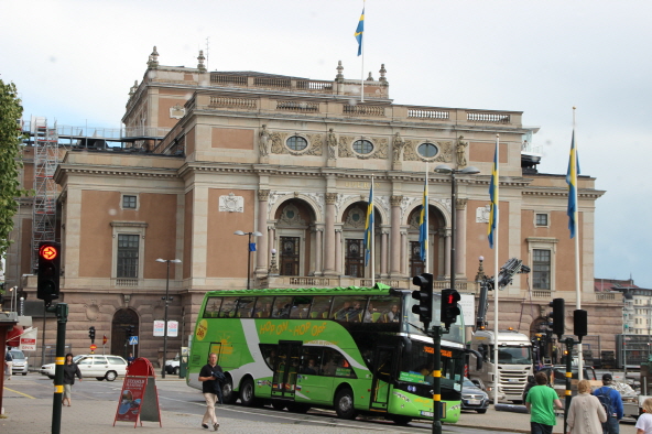 왕립 오페라 하우스 앞으로 시티투어 버스가 지나간다. 