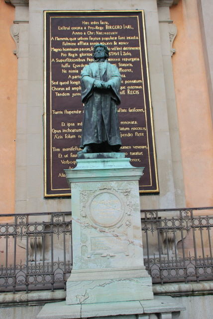 종교개혁자이자 목사인 올라우스 페트리 동상