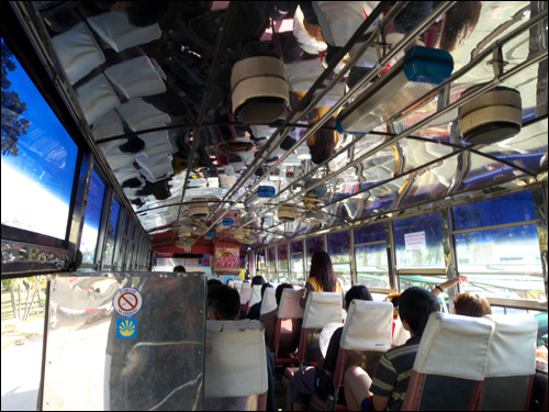 라오스에서 태국으로 넘어가는 셔틀버스... 중앙선을 훌쩍 넘거간다