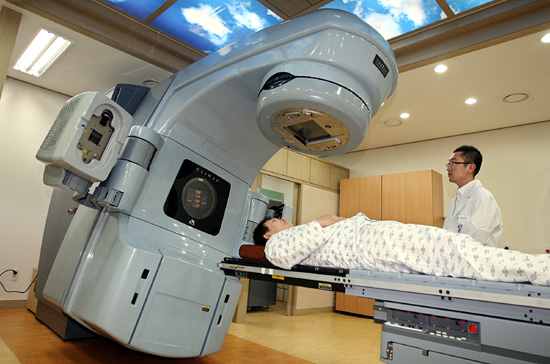 방사선치료를 받고 있는 암환자 모습. 