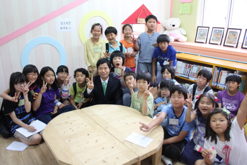 지난 6월 27일 취임 2주년을 맞아 혁신학교 모범사례로 주목받는 '장승초등학교'를 방문하여 아이들과 대화의 시간을 가졌다.
