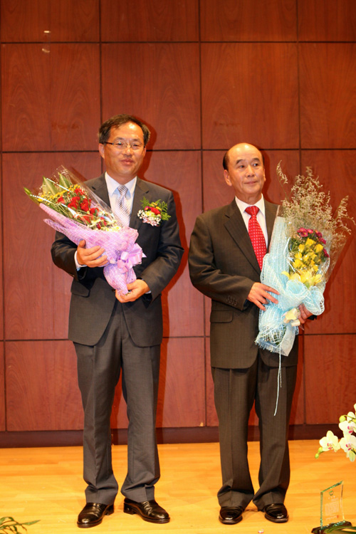동학농민혁명 태안군 기념사업회의 제3대 회장 배광모(오른쪽)씨와 제4대 회장 최기중씨가 함께 꽃다발을 받았다. 