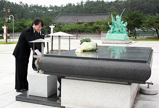  안철수 서울대 융합과학기술대학원 원장이 14일 오전 광주 5·18국립묘지를 찾아 참배하고 있다.