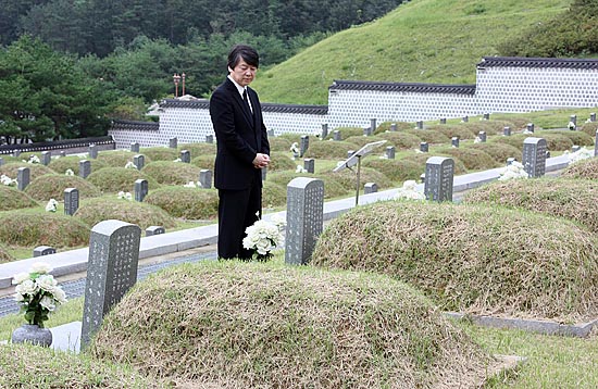  안철수 서울대 융합과학기술대학원 원장이 14일 오전 광주 5·18국립묘지를 찾아 참배하고 있다.