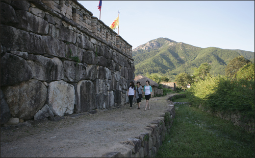 성곽과 개울이 어우러진 낙안읍성 민속마을 성곽길. 마치 타임머신을 타고 조선시대로 옮겨온 것 같다.