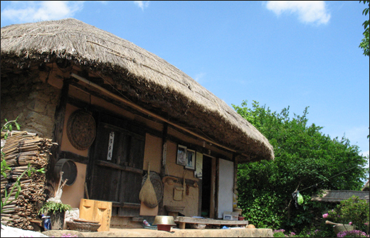 낙안읍성 내 초가집. 토방과 마루가 전형적인 남부지방의 건축형태를 띠고 있다.