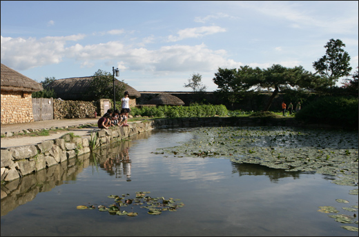 마을 안 연못가에서 아이들이 물고기를 살피고 있다. 낙안읍성 민속마을 풍경이다.