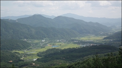 산으로 둘러싸인 경북 청도군 각북면의 저 평화로운 마을에 대체 무슨 일이 일어난 것일까요?