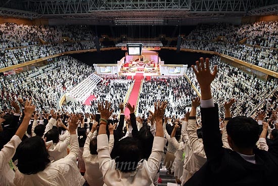 지난 2012년 9월 15일 오전 경기도 가평군 설악면 청심평화월드센터에서 열린 통일교 창시자 문선명 총재 장례식에서 신도들이 '억만세 삼창'을 하고 있다.